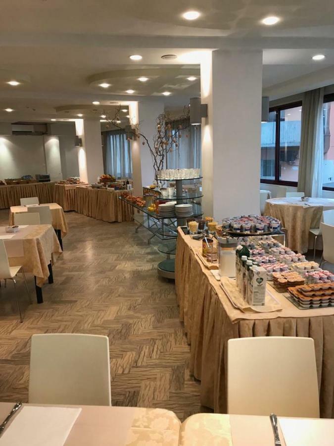 Hotel Caraibi Milano Marittima Bagian luar foto