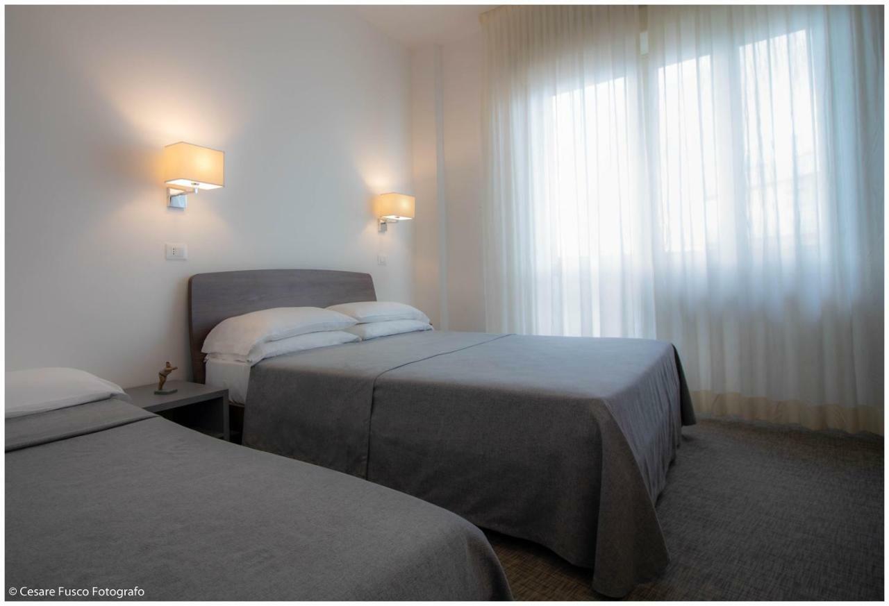 Hotel Caraibi Milano Marittima Bagian luar foto